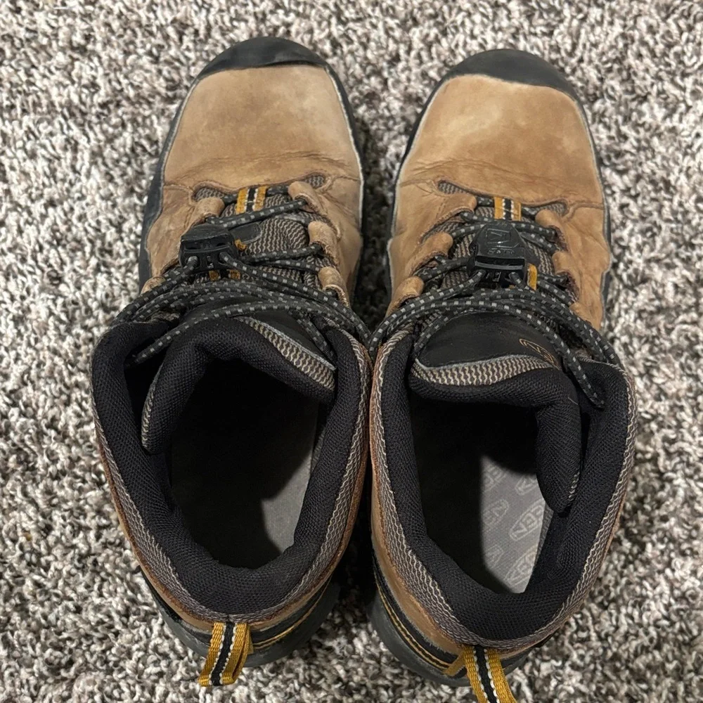 Keen Boys Tan and Black Hiking Boots Size 4
